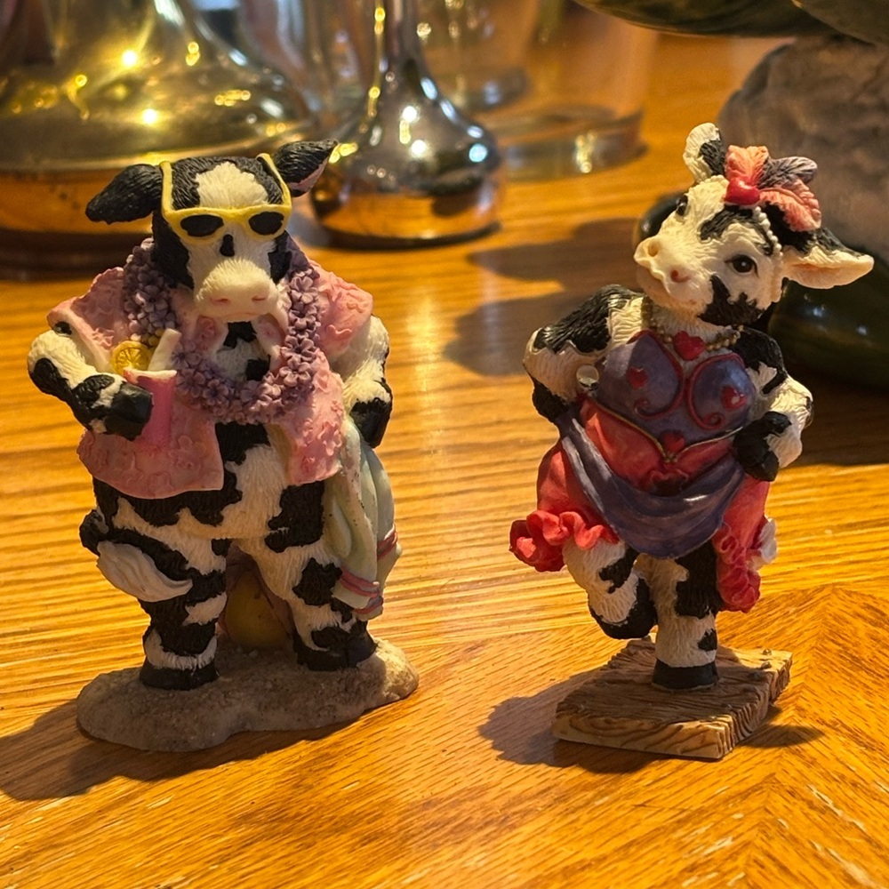 Married Set of 2 Vintage GANZ “Cowtown”Cow Figurines in Black and Red
